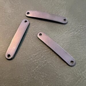 Метални етикети Е-2222 Gun Metal 3 x 0.5 см – С заоблени краища, за лазерно брандиране