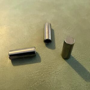 Метален накрайник Е-2232 Gun Metal 20 мм – Дълъг прав модел с 1 отвор, Луксозен