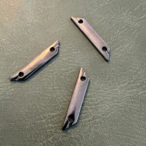 Метални етикети Е-2298 Gun Metal 2 x 0.4 см – С остри краища, за лазерно брандиране
