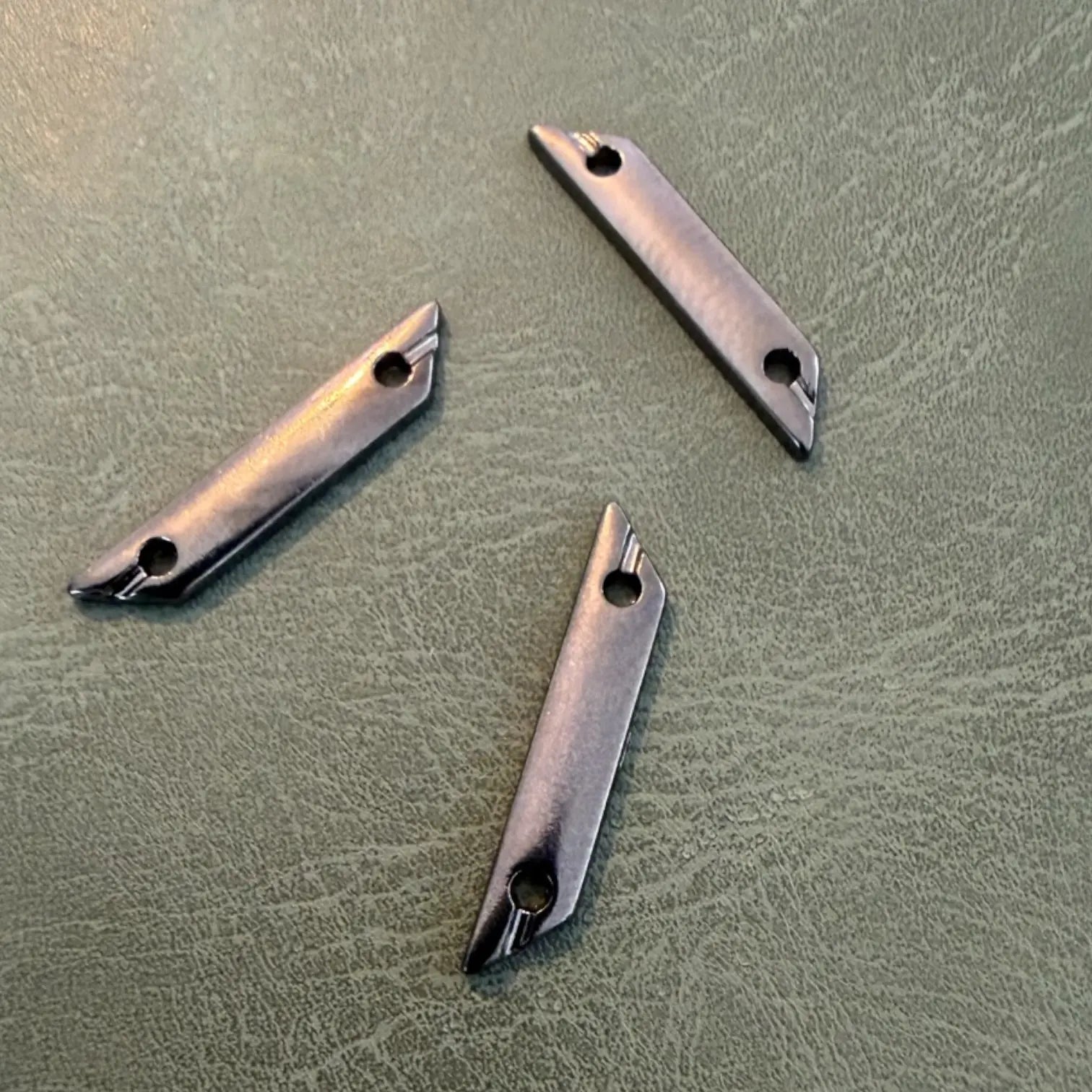 Метални етикети Е-2298 Gun Metal 2 x 0.4 см – С остри краища, за лазерно брандиране