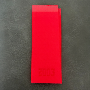 Жакардов тъкан етикет LBL 0038 14 x 2.5 см – неонов дизайн с релефни букви, мек премиум стил, с лого, MOQ 1000 бр